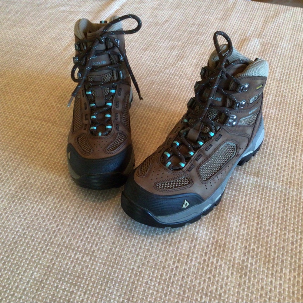 VASQUE GORE-TEX Women’s Like New Hiking boots.  Size - 6.5